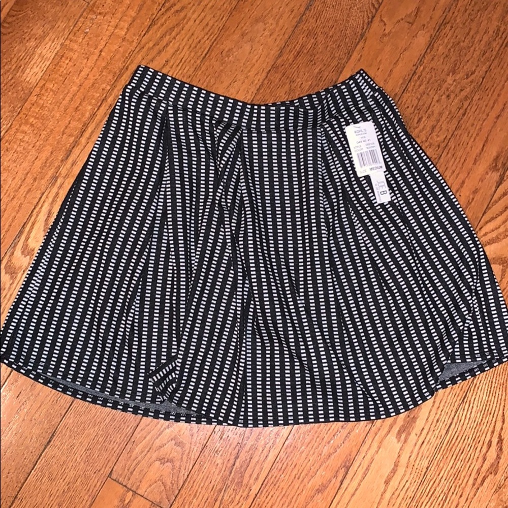 NWT. JOE B Kohl’s black/white Skirt